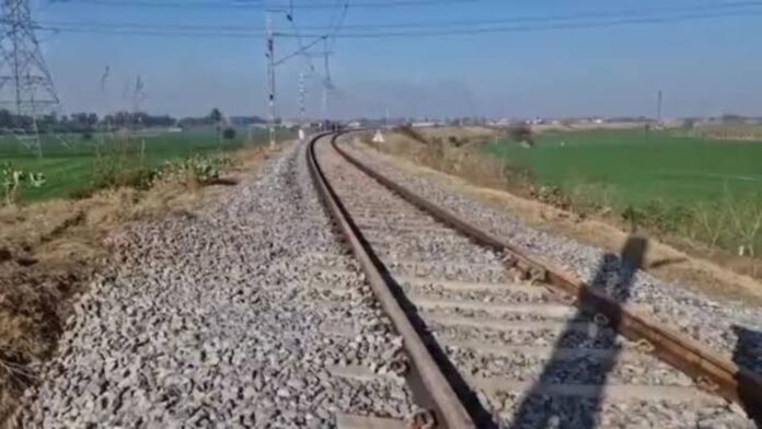 फतेहगढ़ में रेल ट्रैक जाम से पंजाब का रेल संचालन प्रभावित, वंदे भारत का बदला रूट, कई ट्रेनें हुईं लेट