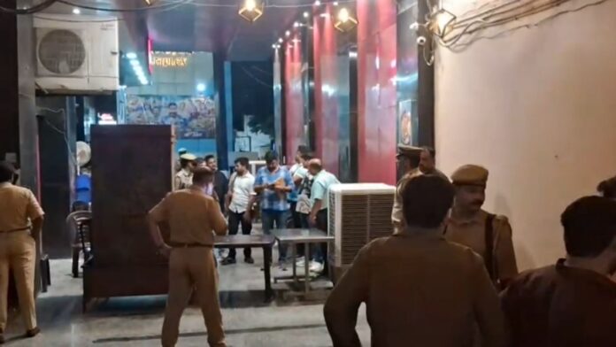 झांसी के कैफे में युवक की गोली मारकर हत्या, खाना खाते समय हमलावर ने बरसाई गोलियां