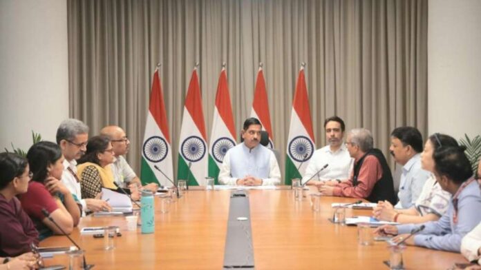 प्रह्लाद जोशी ने संभाला शिक्षा मंत्रालय का कार्यभार, धर्मेंद्र प्रधान के इस्तीफे के बाद मिली जिम्मेदारी