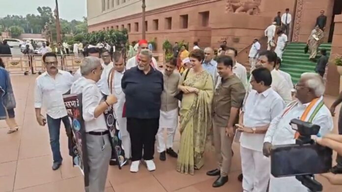 संसद परिसर में प्रियंका गांधी और कल्याण बनर्जी की हल्की-फुल्की सियासी नोकझोंक