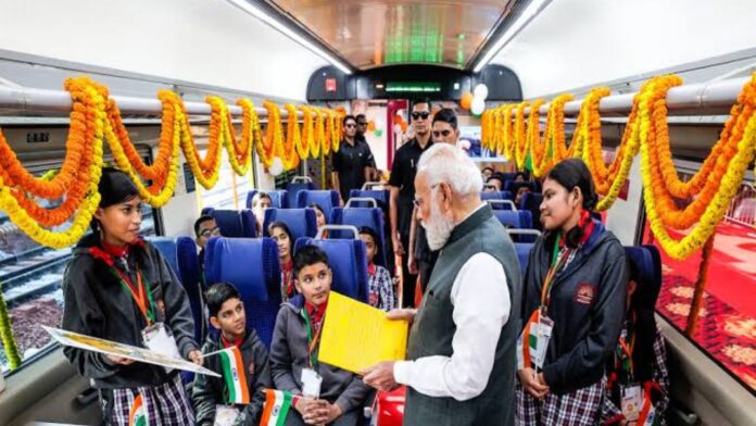 वाराणसी में ट्रेन के डिब्बे में बच्चों की लगी PM मोदी की पाठशाला, 'विकसित भारत' पर हुई दिलचस्प बातचीत