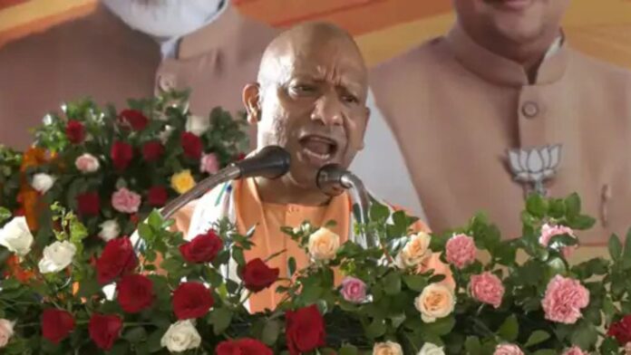 गोरखपुर में योगी बोले- क्रांतिकारियों को डकैत पढ़ाना अपमान, 3 किमी तिरंगा यात्रा में पैदल चले CM