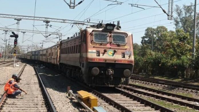 गोरखपुर-दादर विशेष ट्रेन अब हुई नियमित, सप्ताह में चार दिन चलेगी एक्सप्रेस, यात्रियों को मिली बड़ी राहत और सुविधा