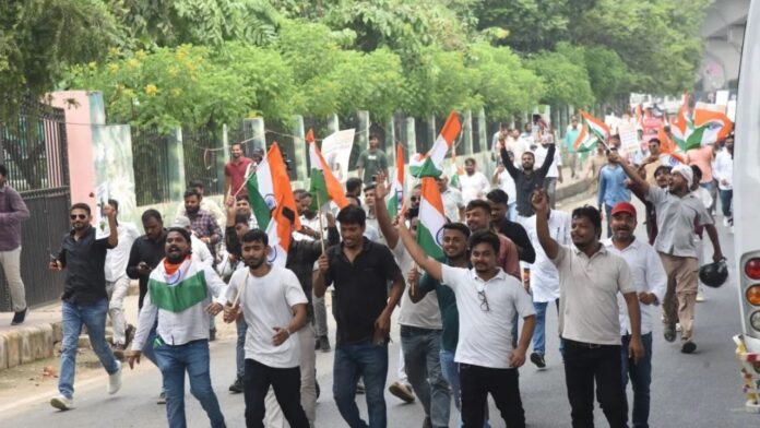 बिहार में असिस्टेंट प्रोफेसर भर्ती पर बवाल, PhD स्कॉलर्स का लोकभवन मार्च; बैरिकेडिंग पर चढ़े प्रदर्शनकारी