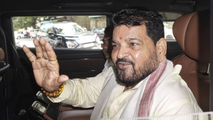 न्यायालय से बरी होने के बाद सद्गुरु ऋतेश्वर महाराज के आश्रम पहुंचे ब्रजभूषण शरण सिंह