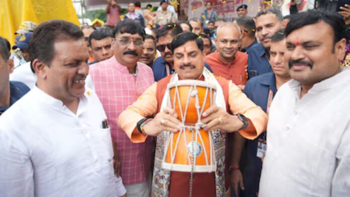 जबलपुर में गूंजा ‘बोल कांवड़िया बोल बम’, CM मोहन यादव ने उठाई कांवड़, बरसे फूल