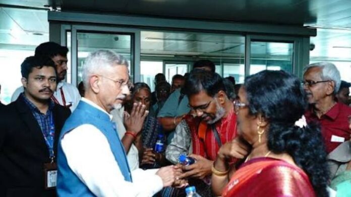 नेपाल में बाढ़ और लैंडस्लाइड के बीच साड़ी बनी जीवनरेखा, बुजुर्ग तीर्थयात्रियों ने सुनाई रोंगटे खड़े कर देने वाली कहानी