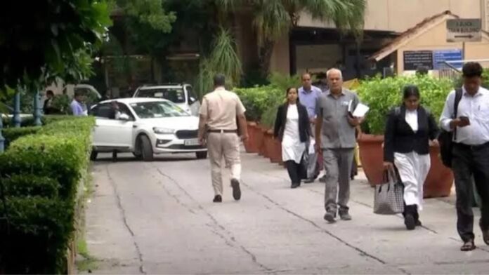 स्वतंत्रता दिवस से पहले दिल्ली में बम धमकियों से हड़कंप, हाईकोर्ट, एयरपोर्ट और सरकारी दफ्तरों में सुरक्षा एजेंसियों ने चलाया सर्च ऑपरेशन