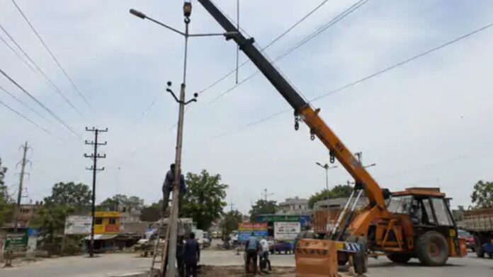 गोरखपुर में फोरलेन निर्माण से बिजली संकट, बालापार-टिकरिया के ग्रामीण परेशान, स्कूल अस्पताल और छोटे उद्योग भी कटौती से प्रभावित लगातार