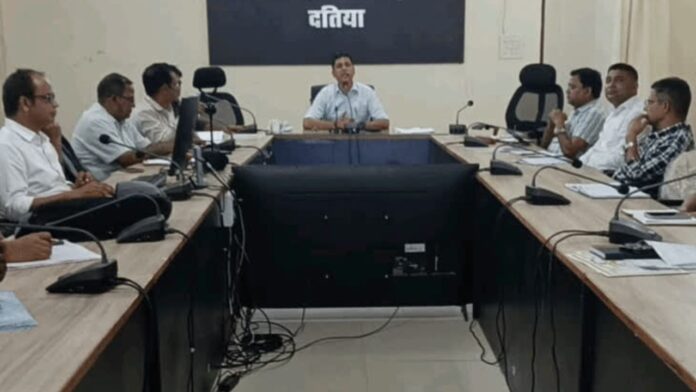 दतिया में टीएल बैठक के बाद तहसीलदार का तबादला, सोशल मीडिया पोस्ट ने प्रशासनिक गलियारों में मचाई हलचल