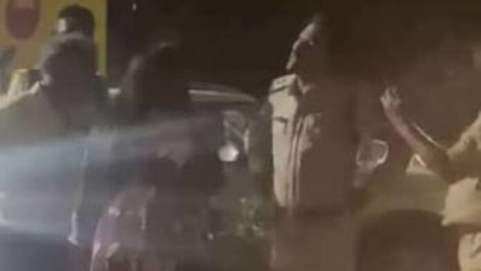 इंदौर में पुलिस चेकिंग के दौरान महिला से बहस का वीडियो वायरल, 10 हजार वसूली का लगाया आरोप