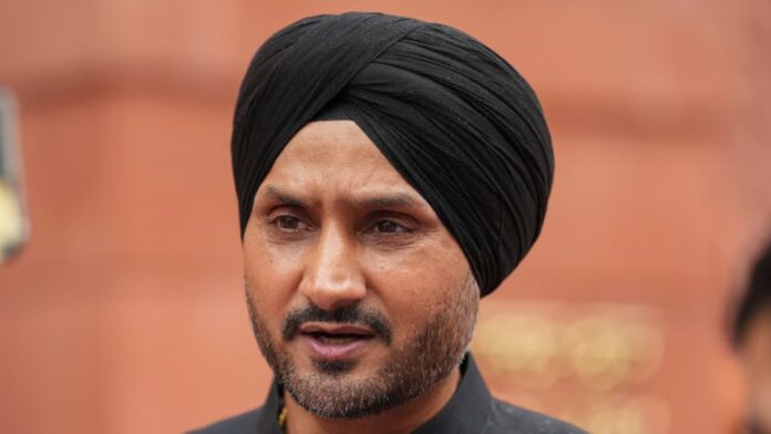 हरभजन सिंह का AAP पर हमला, बोले- खेल के लिए काम नहीं हुआ तो BJP में गया