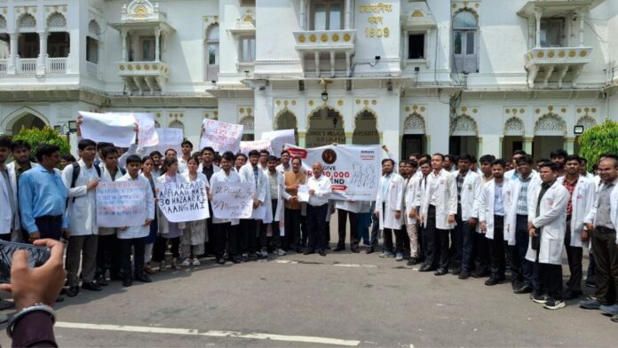 KGMU में MBBS इंटर्न की भूख हड़ताल, ₹12 हजार स्टाइपेंड से नाराज; ₹30 हजार की मांग