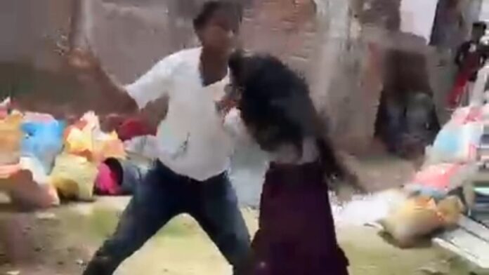 गोरखपुर में सार्वजनिक रास्ते के विवाद में युवती से मारपीट, वीडियो वायरल होने पर चार लोगों के खिलाफ मुकदमा दर्ज हुआ
