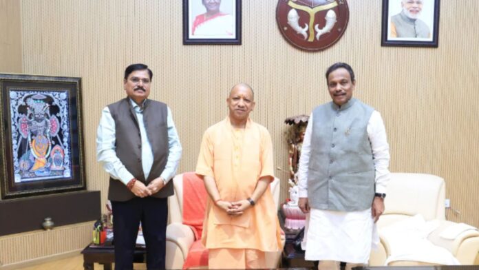 विनोद तावड़े का लखनऊ दौरा, योगी-मौर्य-पाठक से मुलाकात; BJP की तीसरी जीत का किया बड़ा दावा