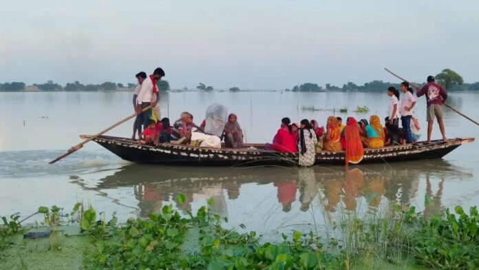 कटिहार के अमदाबाद में बाढ़ से बिगड़े हालात, गांवों में घुसा पानी; नाव के सहारे जिंदगी