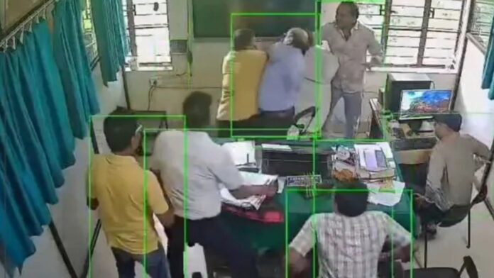 कटिहार के CO ऑफिस में अफसर और प्रधान लिपिक भिड़े, CCTV में कैद हाथापाई का पूरा मामला