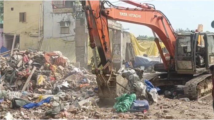 दिल्ली के अलीपुर में निर्माणाधीन इमारत का हिस्सा गिरा, मजदूर सुरक्षित; मलबे में दबे होने की सूचना निकली गलत