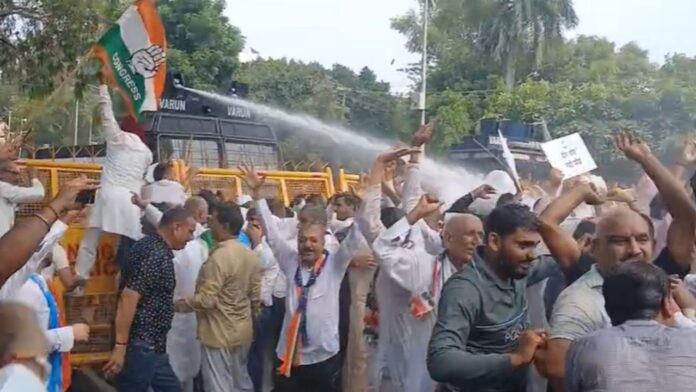 चंडीगढ़ में हरियाणा कांग्रेस का बड़ा प्रदर्शन, मुख्य चुनाव अधिकारी कार्यालय की ओर बढ़े कार्यकर्ता तो पुलिस ने चलाया वाटर कैनन