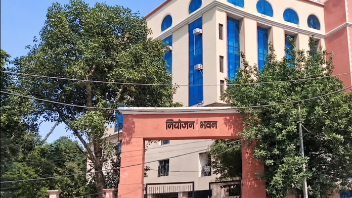 बिहार में 1731 KYP सेंटर बंद! पटना में प्रदर्शन, पुलिस ने खदेड़ा