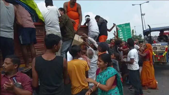बिहार में शराबबंदी के बीच शराब लदा ट्रक पलटा, बोतलें लेकर भागे लोग