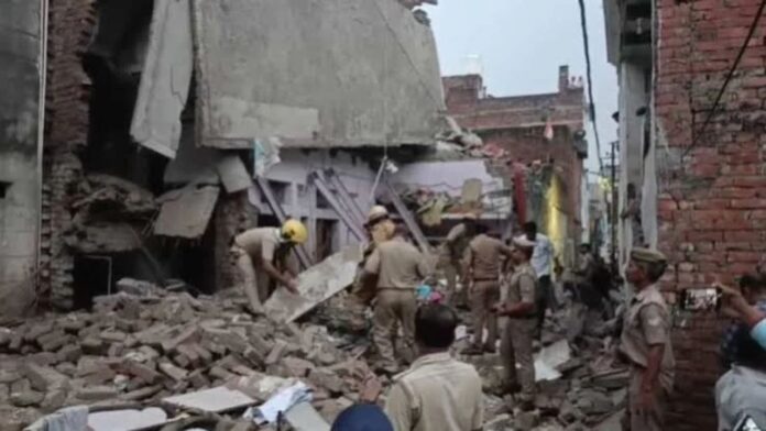वाराणसी में पटाखा ब्लास्ट से ढहा 2 मंजिला मकान, रेस्क्यू जारी; मलबे से निकाले गए 2 लोग