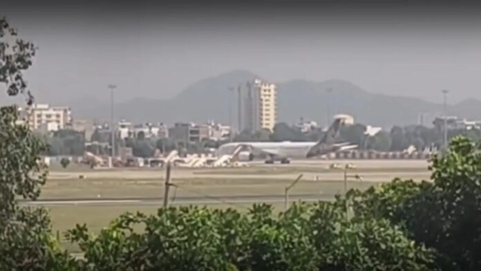 Air India Flight AI-2030: कैसे एक्टिव हुआ हाईजैक सिग्नल 7500? DGCA करेगा जांच